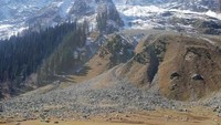 Mencoba naik kuda poni untuk menjelajahi Sonamarg