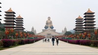 Fo Guan Shan Buddha Monastery. Pagoda di sepanjang jalan menuju gedung utama ini merupakan tempat untuk berdoa.