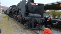 Salah satu kereta lama yang terparkir di Hamasen Railway Cultural Park. Kita bebas berfoto dengan kereta-kereta ini.