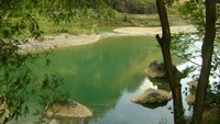 Warnanya yang hijau toska membuat Sungai Oyo terlihat menawan