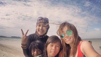 Berfoto dengan penduduk lokal pulau