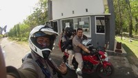 Berfoto bersama teman di pintu gerbang