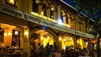 Banyak restoran atau cafe yang ditawarkan dengan menu lokal seperti Amok atau internasional