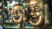 Aneka souvenir tersedia di komplek wisata atau di Night Market dengan harga yang cukup kompetitif