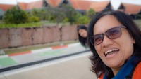 Sempat selfie sejenak di depan gedung, saat kaki mulai menapak di Bandara Siem Reap