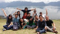 Foto bersama dengan latar Danau Maninjau