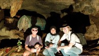 Kami harus berjalan sedikit membungkuk di dalam gua kapur di area pemakaman Londa