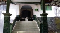 Pintu masuk menuju makam