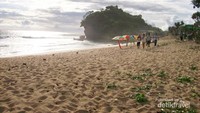 Pantai Trenggole yang landai