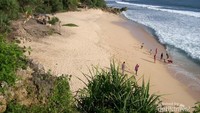 Pantai Goa Watu Lawang