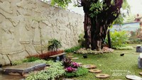 Taman nan cantik di salah satu sudut Vihara Dharma Bakti