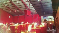 Api dan lilin pasti kalian temukan kalo ke Vihara Dharma Bakti ini