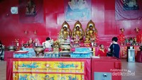 Ornamen dan arsitektur begitu terlihat di Vihara Dharma Bakti ini