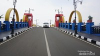 Jembatan ini unik karena berwarna-warni dan juga ada tempat berfoto