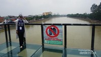 Tempat berfoto dengan latar belakang Sungai Cisadane