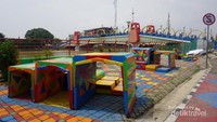 Ada taman bermain di dekat jembatan