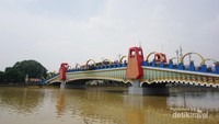Jembatan Berendeng dilihat dari tepi Sungai Cisadane