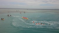 Nggak ke pantai namanya klo nggak main air