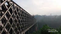 Jembatan dilihat dari pintu masuk sebelah barat di kabupaten Tasik