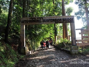 Jembatan Gantung di Sukabumi yang Lagi Hits