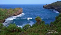 View menyejukkan saat menyusuri Pantai Sinden menuju Jembatan Pulau Kalong