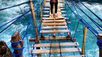 Menikmati desiran ombak dan angin di tengah Jembatan Pulau Kalong