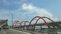 Ada tiga lengkungan di Jembatan Musi II ini
