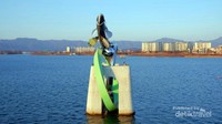 Tugu di ujung jembatan kaca