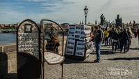 Suasana di atas Charles Bridge