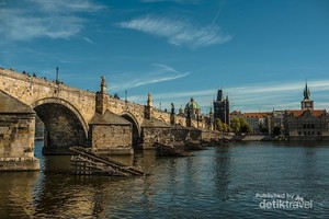 Jembatan Romantis di Praha, Charles Bridge