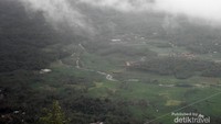 Alam pedesaan yang terlihat dari Puncak Sendaren