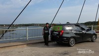 Tak lupa berfoto di jembatan