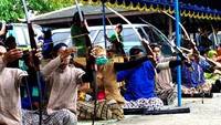 Menegakkan busur, mengarahkan anak panah dan siap menembak