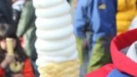 ice cream dengan cone panjang