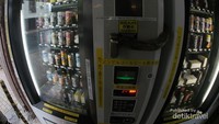 Vending yang menjual jus, kopi, teh, oden, bahkan kare