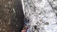 Celah sempit yang harus dilalui