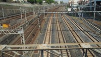 Setiap stasiun lebih dari 4 jalur yang tersedia. Jadi tidak terjadi antrian kereta api.