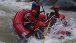 Jungkir Balik Mengarungi Deras Arus Sungai Ciberang