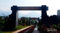 Jelajahi zaman prasejarah dengan kereta raksasa.