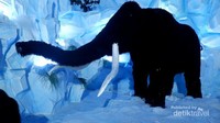 Di Wahana Ice Age terdapat beberapa replika mamut, yaitu hewan prasejarah yang hidup pada zaman es.