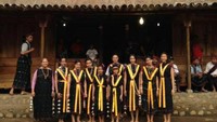 Berfoto bersama sebagian keluarga di depan Milo Wula