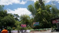 Plang nama dua warung perintis di ujung jalan