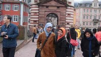 Narsis di atas Old Bridge