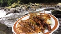 Seporsi sate dan lontong ini bisa kita jumpai di sepanjang sungai aliran air dari air terjun Grojogan Sewu. Makan sate sambil melihat monyet-monyet liar di Grojogan Sewu merupakan pengalaman yang luar biasa.