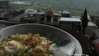Mie kuah panas dengan perpaduan pemandangan kabut pegunungan yang luar biasa indahnya merupakan paket sempurna. Warung-warung makan ini banyak tersedia di sepanjang Jalan Karanganyar.