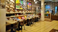 Bagian dalam cafe yang penuh warna.