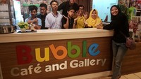 Bersama para pegawai Bubble Cafe and Gallery