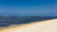 Pantai Ujung Genteng dengan ombak yang langsung berasal dari Samudera Hindia