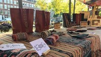 Nona berta menjualnya secara langsung lewat berbagai pameran di negri belanda, dan juga ia jual lewat fanpagenya di ayotupashandmade.