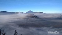 Pemandangan Bromo dan Gunung Semeru yang berkabut